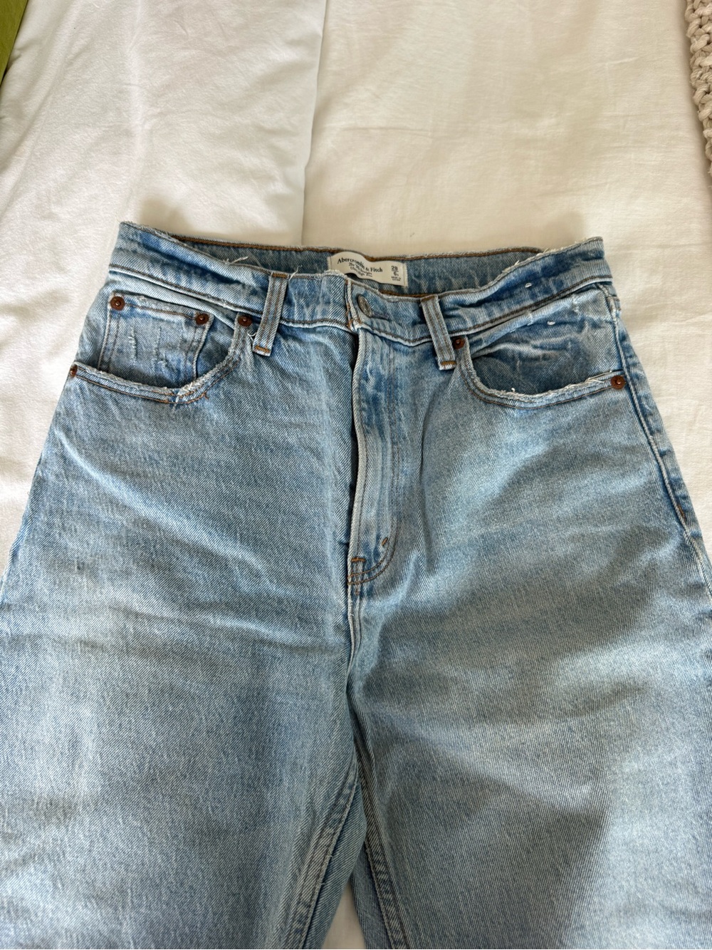 Abercrombie The 90s Straight Ultra High Rise Jean - Size: 6 SHORT
